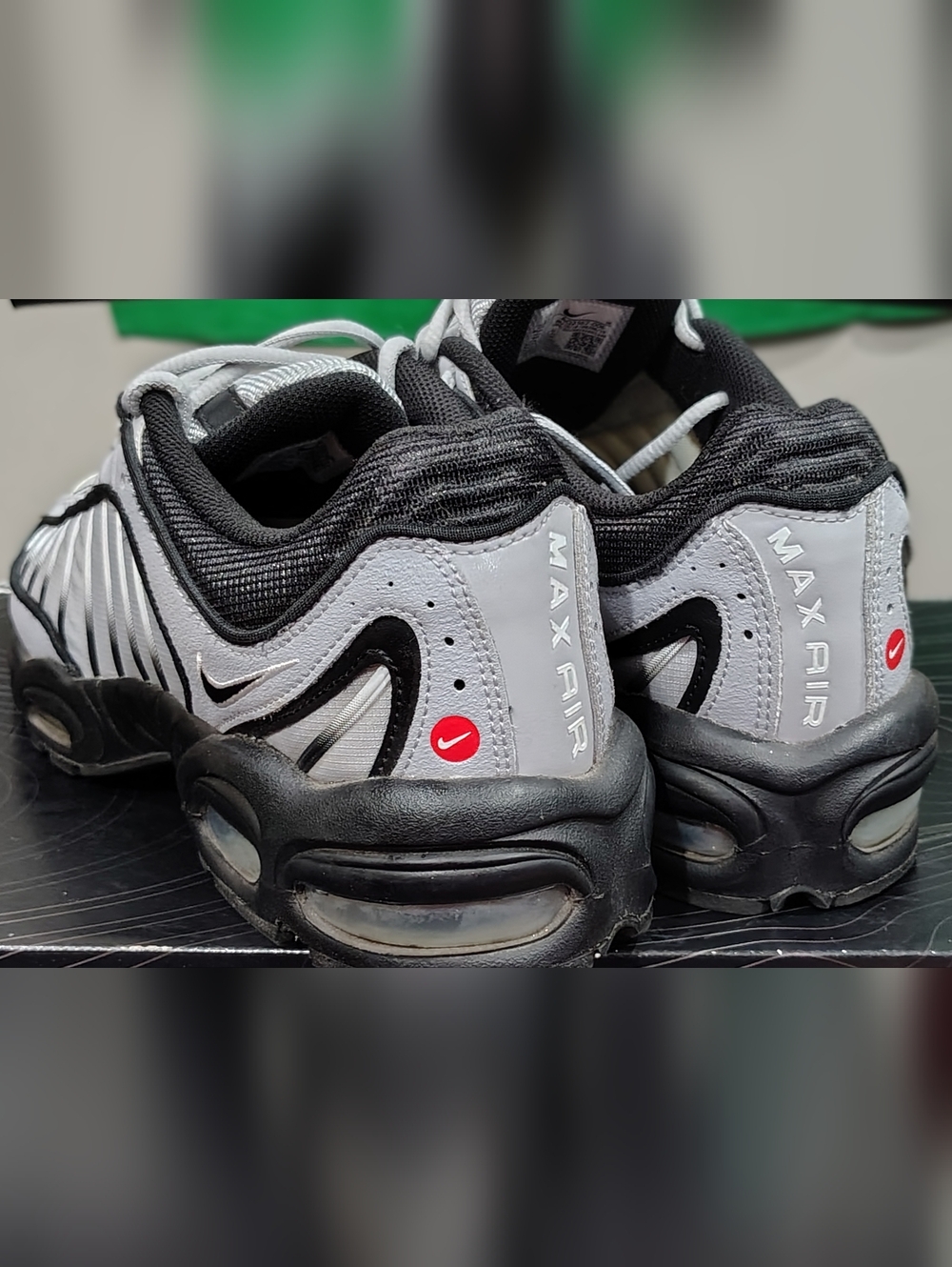 Nike Air Max Tailwind 4 in the "Wolf Grey / Black" (or "Cool Grey") col - Picture 4 of 6